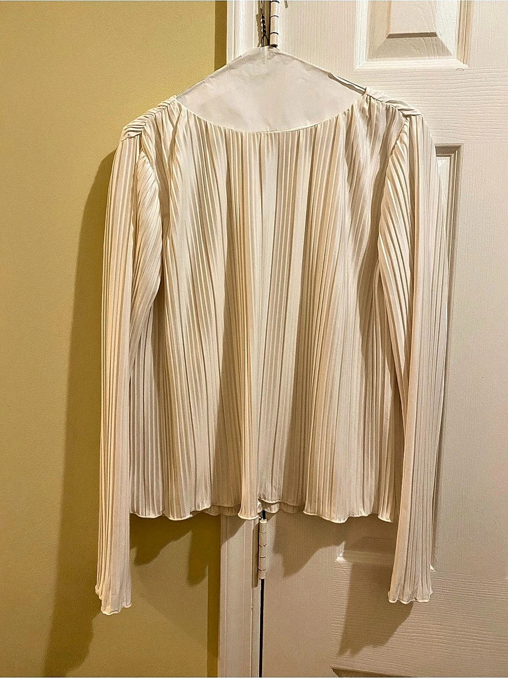 LOFT Cream Fine Pleated Plissé Long Sleeve Blouse Top Size Medium